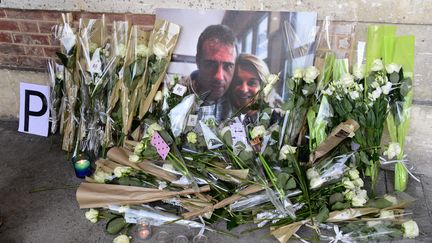 Flowers left near the portrait of Véronique Monguillot and Philippe Monguillot, during a white march in Bayonne (Pyrénées-Atlantiques), July 8, 2020. (CAROLINE BLUMBERG / EPA / MAXPPP)