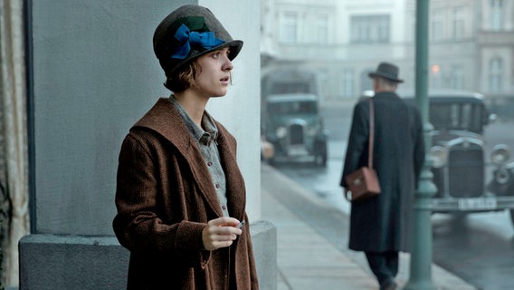 Liv Lisa Fries as Charlotte Ritter looks on the street - scene from the series "Babylon Berlin"Episode 15 © ARD Degeto/X-Filme/Beta Film/Sky Deutschland/Frédéric Batier 