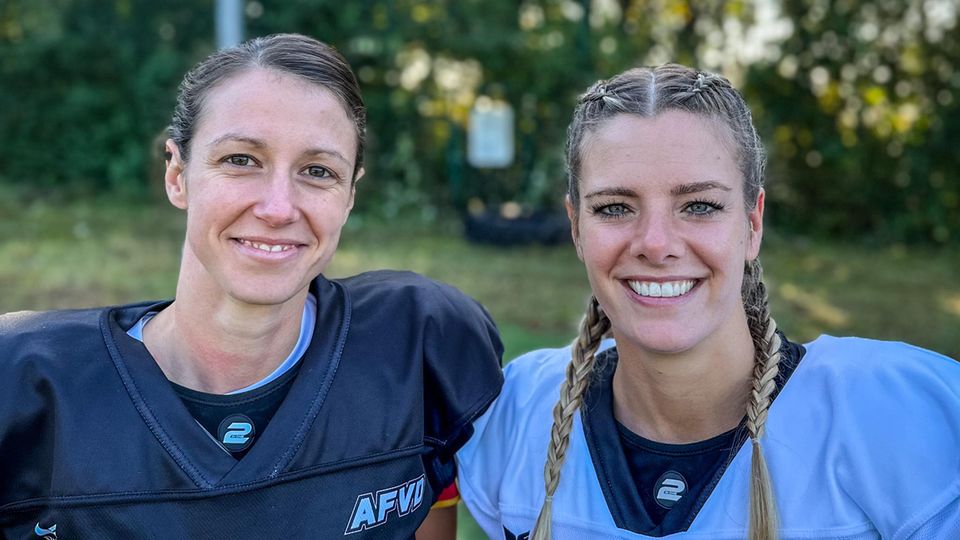 Anja fahrer (left) plays as a wide receiver for the Erlangen Rebels and the German national team (tackle and flag).  With the national team she won the bronze medal at the European Championships in 2015 and the European Championship silver medal in flag football in 2017.  The sports and Latin teacher previously played football for 25 years, including for SV 67 Weinberg in the second women's Bundesliga.  Since 2023, she has also been working as offensive coordinator on the coaching team of the newly formed U17 girls national flag football team.  Mona Stevens plays for the “Saarland Ladycanes” and the German women’s national football team (flag and tackle) in the quarterback position.  Stevens has also served as the NFL's official flag football ambassador since 2022.  The Saarlander is part of the RTL NFL on-air team and can be seen in numerous formats as a football expert.
