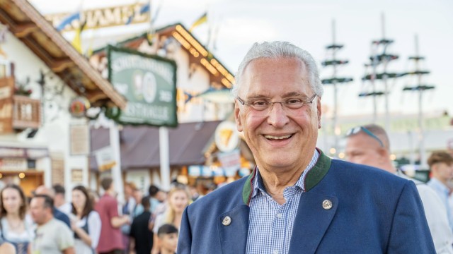 Politicians at Oktoberfest: undefined