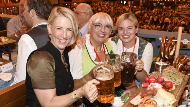 Politicians at Oktoberfest: undefined