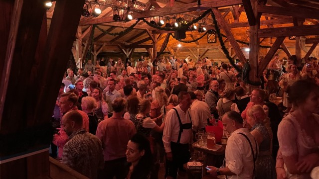 Oktoberfest in Berlin-Brandenburg: On the "Capital Wiesn" At the Spinnerbrücke the guests celebrate in a huge wooden hut.  The mood is exuberant, the smartwatch warns of hearing damage.