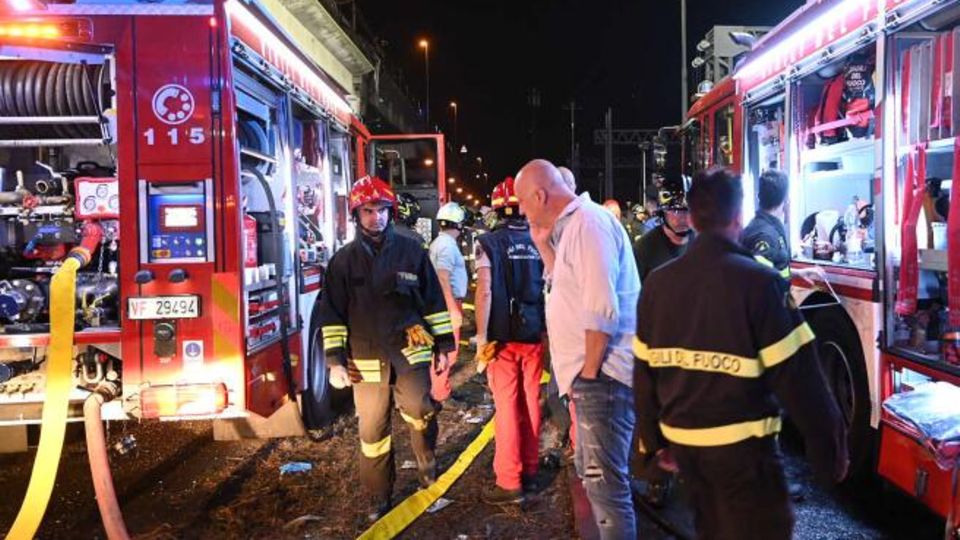 Shortly after the bus accident in Venice, the fire department and several ambulances arrived at the scene of the accident