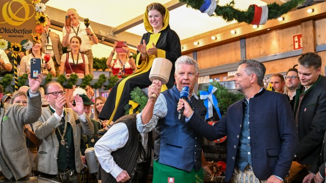 Wiesn: Prepared for the performance with a tap trainer: Mayor Dieter Reiter.