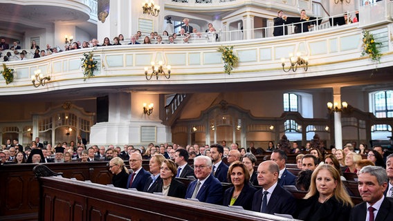 Federal Chancellor Olaf Scholz (3rd from right) and Federal President Frank-Walter Steinmeier (5th from right) take part in a service in the main church of St. Michael's.  © Gregor Fischer/Pool AP/AP 
