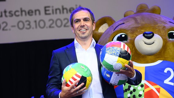 Philipp Lahm, tournament director EURO 2024, stands on the NDR stage at Jungfernstieg during the community festival.  © picture alliance / dpa Photo: Jonas Walzberg