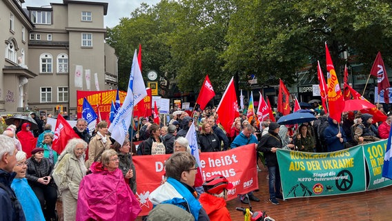 Participants of a peace demonstration gather in Altona.  © NDR Photo: Ingmar Schmidt