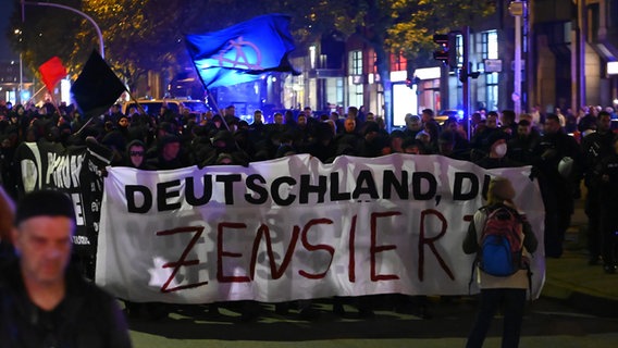 Participants of a demonstration on German Unity Day in Hamburg hold a banner that says: "Germany, you...censored" © picture allaince / dpa Photo: Jonas Walzberg