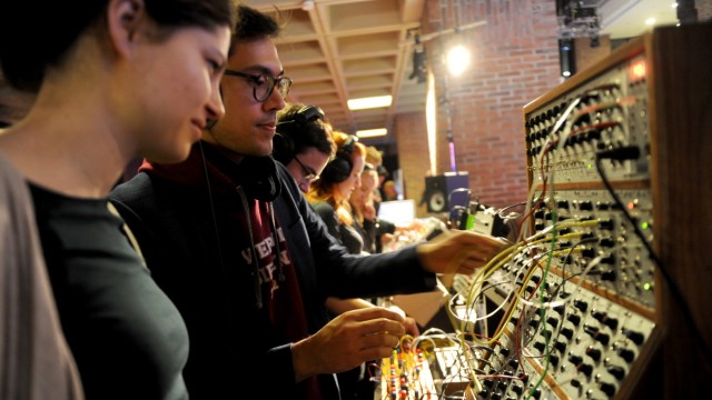 Music festival in the Muffatwerk: Get to the buttons: the audience can try out sound generation with the synthesizer themselves.