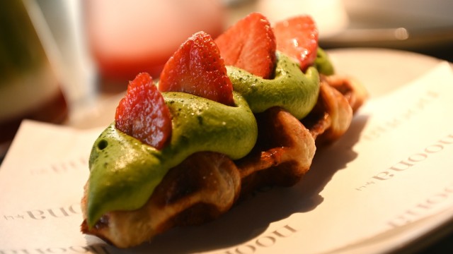 Pop-up Café Noona: The mix of waffle and croissant is an eye-catcher in green and red.