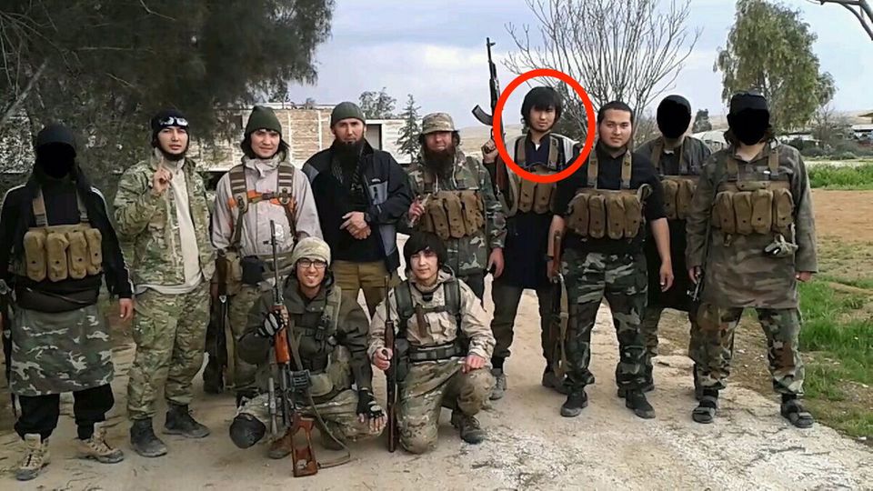 2014 posiert Kultanow mit anderen Kämpfern des Islamischen Staates auf einem in Syrien aufgenommenen Foto