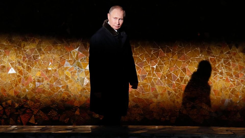 Putin vor einer schwarzen Wand