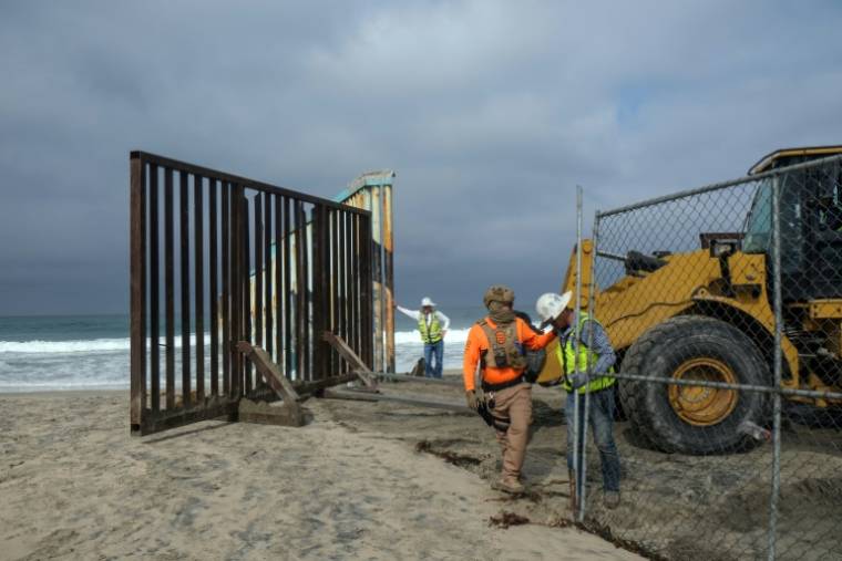 Workers replace old border barriers on the American side, September 28, 2023 in Playas de Tijuana, Mexico (AFP / Guillermo Arias)