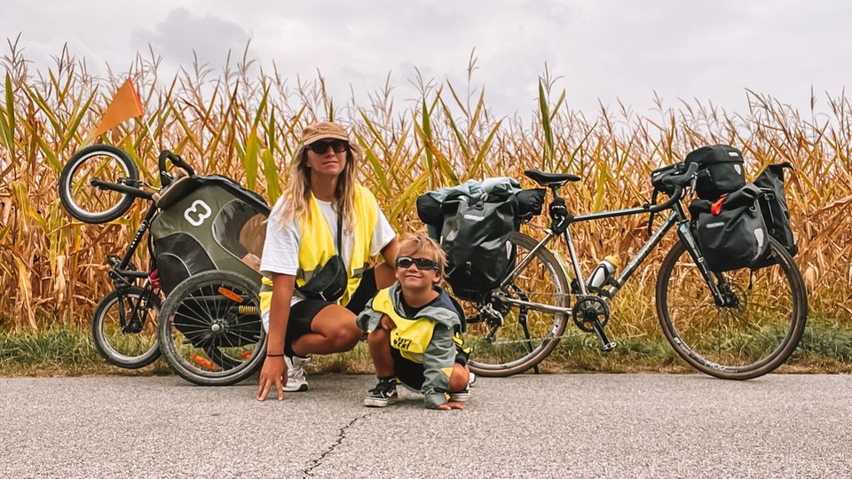 Jasmin Böhm posiert mit ihrem Sohn Emil vor ihren Rädern