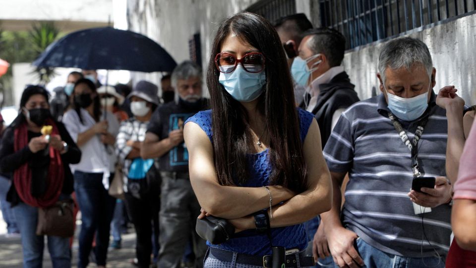 Waiting for the vaccination: In Ecuador's capital Quito, queues are forming in front of the vaccination centers.  The mask is part of it.