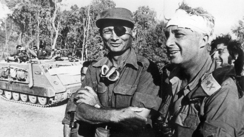 Israel's Defense Minister Moshe Dayan (l.) and Major General Ariel Sharon, who later became Prime Minister, after crossing the Suez Canal after the Israeli counteroffensive in October 1973