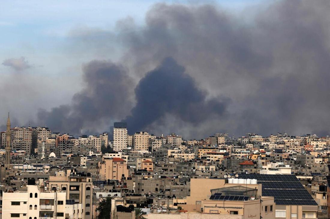 Dichter Rauch über Gaza nach israelischen Angriffen als Reaktion auf die Raketenangriffe der Hamas.