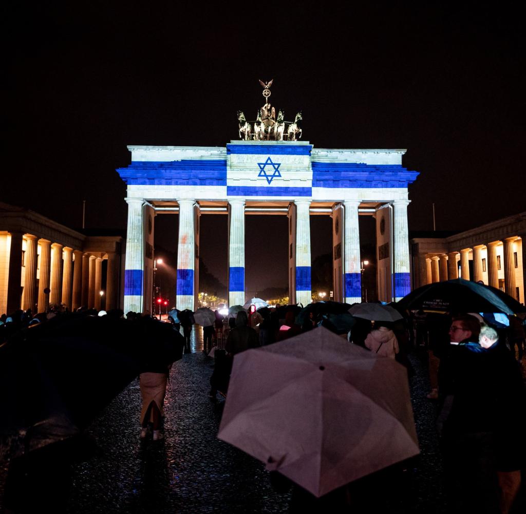 Brandenburger Tor wird mit israelischer Flagge angestrahlt