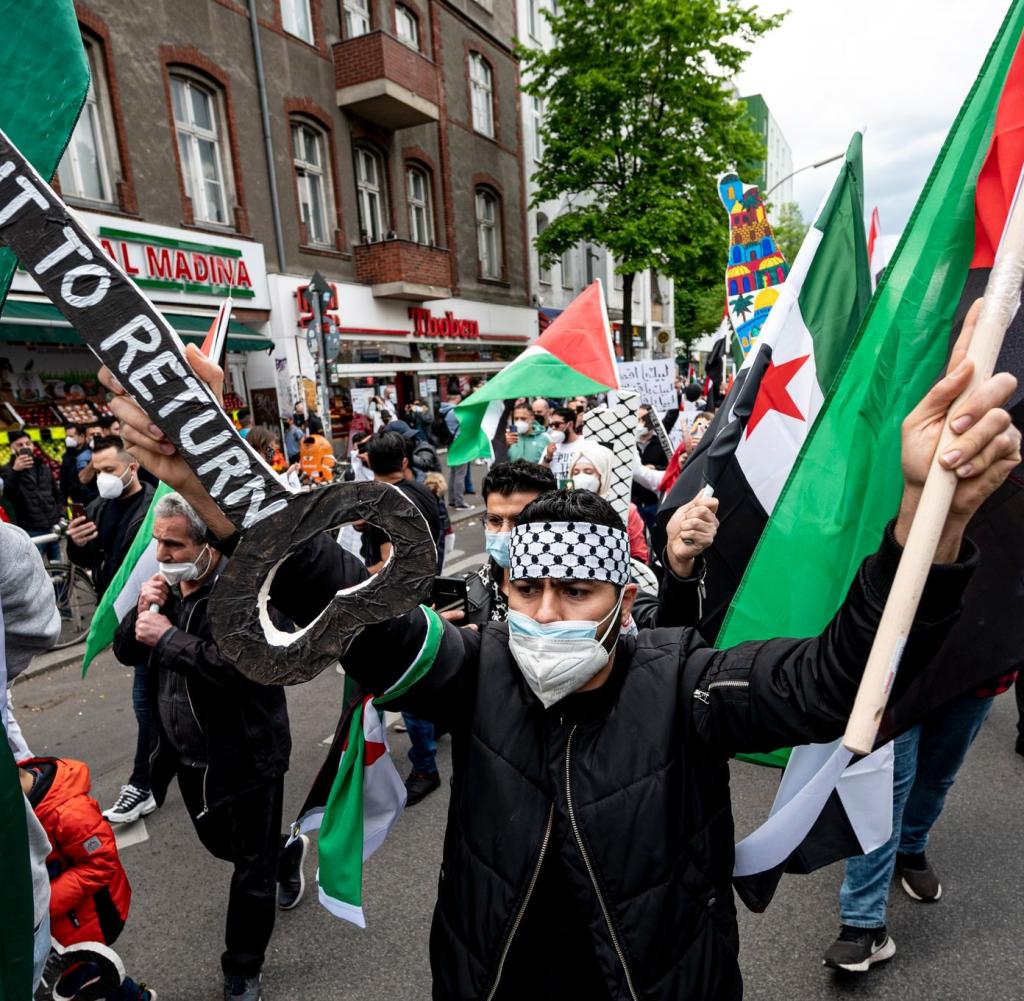Teilnehmer einer propalästinensischen Demonstration laufen im Mai 2023 durch Berlin-Neukölln