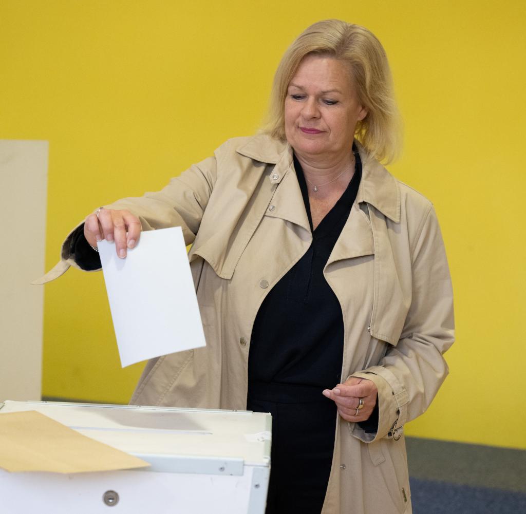 SPD-Spitzenkandidatin Nancy Faeser bei der Stimmabgabe