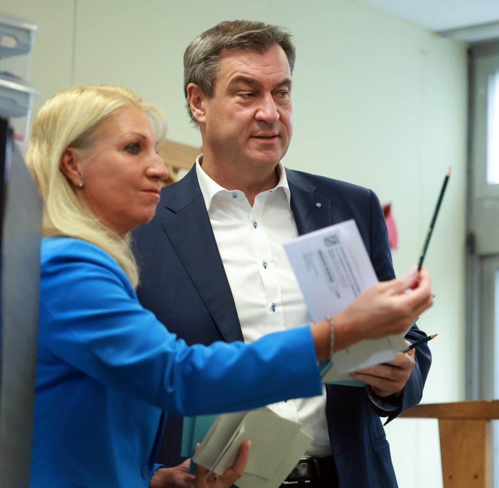 Markus Söder und seine Frau Karin Baumüller-Söder im Wahllokal