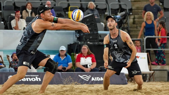The Hamburg beach volleyball players Nils Ehlers (l.) and Clemens Wickler in action.  © IMAGO / Sports Press Photo 