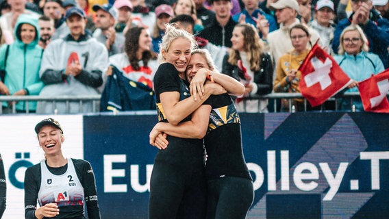 Laura Ludwig and Louisa Lippmann celebrate bronze at the European Championships and hug © IMAGO / Stegemann 