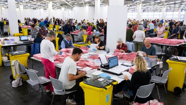 Long waiting times: On Sunday, election workers in the Event and Order Center (MOC) of the Munich Trade Fair are preparing to count the postal voting documents.