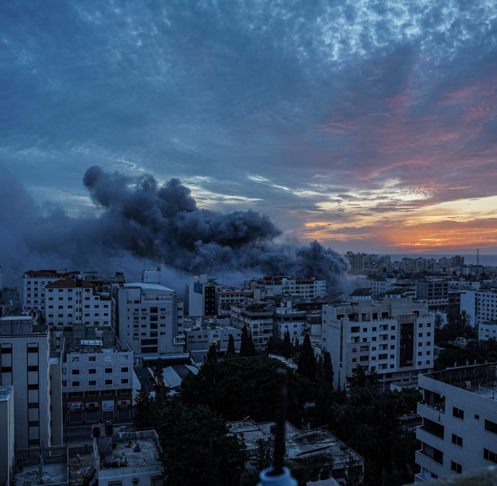 Rauch über Gaza-Stadt: Das israelische Militär beschoss nach dem blutigen Großangriff der Hamas Ziele im Gazastreifen