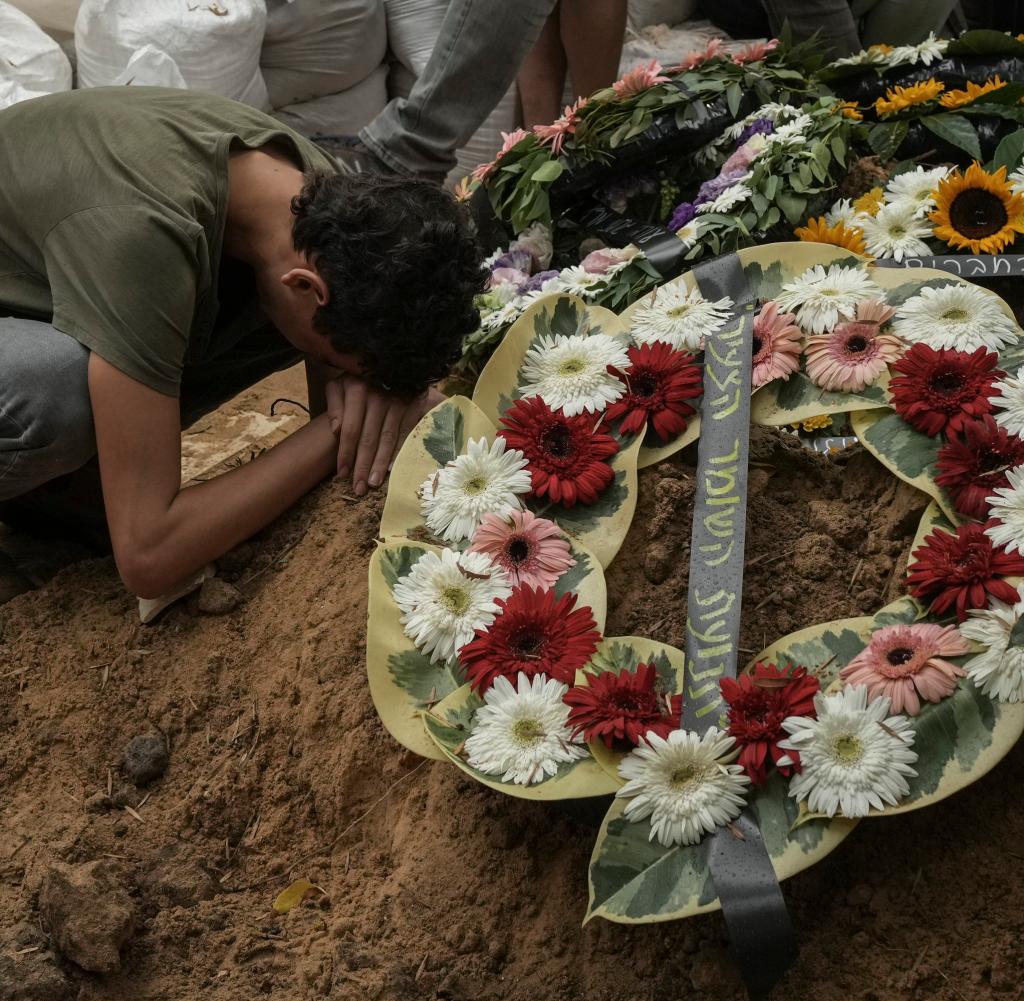 Ein Mann trauert während der Beerdigung des israelischen Oberst Roi Levy, der während der Kämpfe getötet wurde