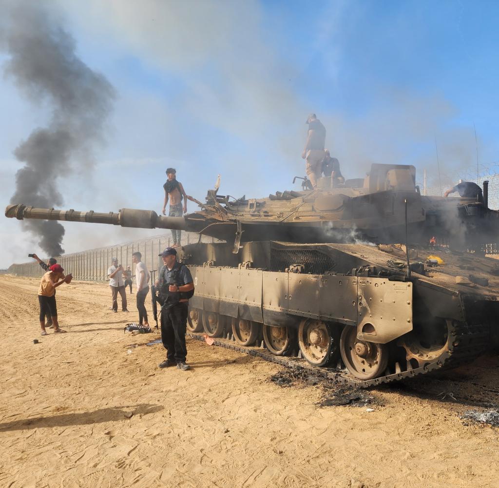 Der bewaffnete Flügel der Hamas hat einen Merkava Panzer der israelischen Streitkräfte in Gaza-Stadt zerstört