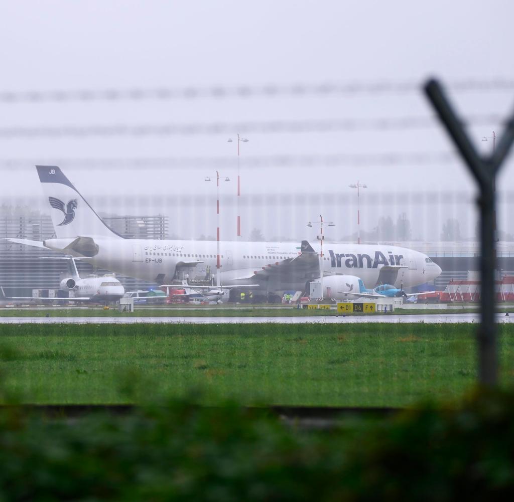 Ein Flugzeug der Iran Air steht auf dem Flughafen Hamburg
