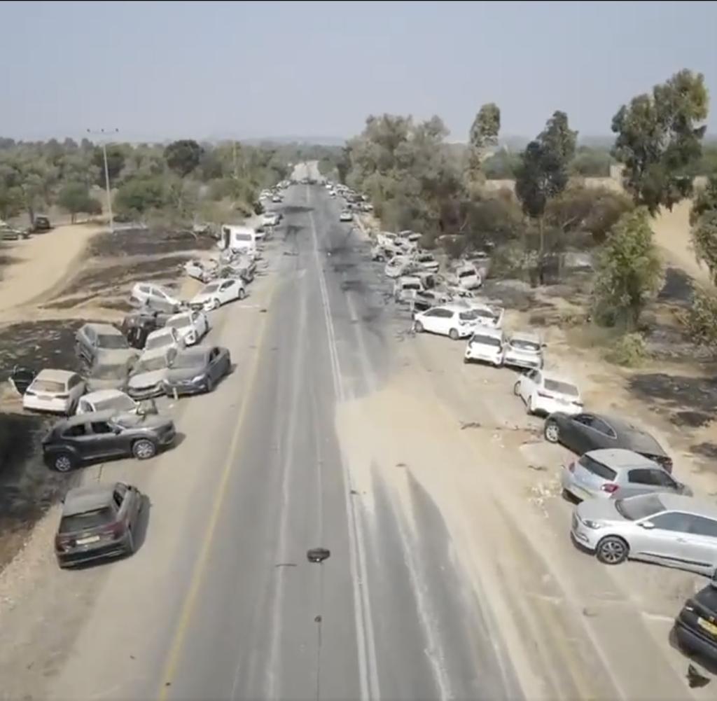 Eine Drohnenaufnahme vom Sonntag zeigt die verlassenen Autos bei Re‘im