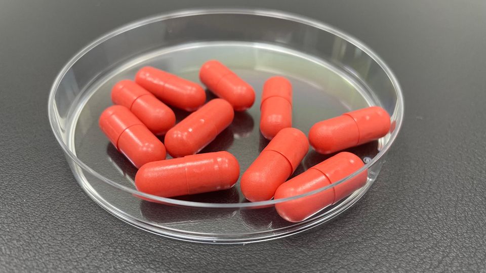 Red capsules for fecal transplantation