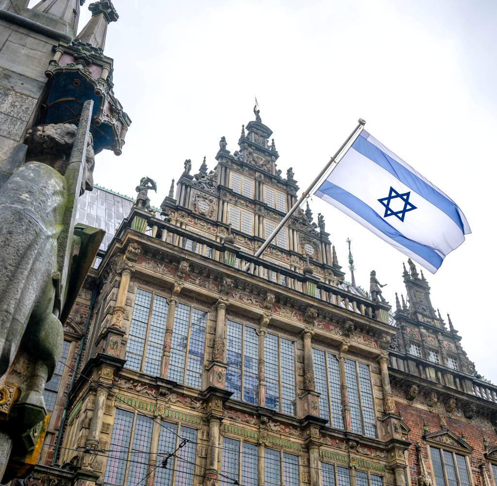 Die Flagge Israels am Bremer Rathaus