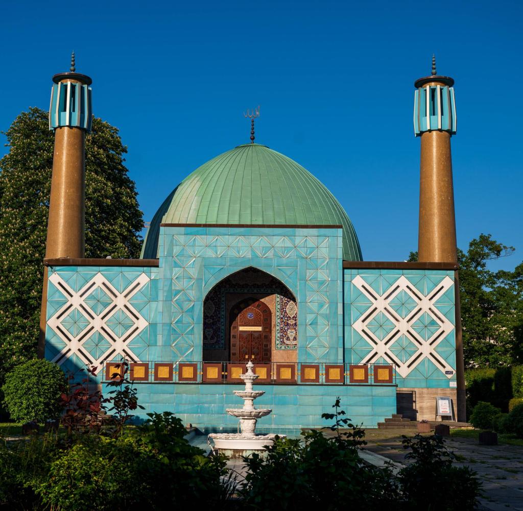 Das Islamisches Zentrum Hamburg an der Außenalster mit der Blaue Moschee