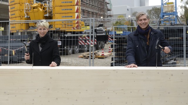 Chronology: Not always as harmonious as here in October 2020 at the topping-out ceremony for the interim Isarphilharmonie: Gasteig supervisory board chief Katrin Haben Schaden and Gasteig managing director Max Wagner.