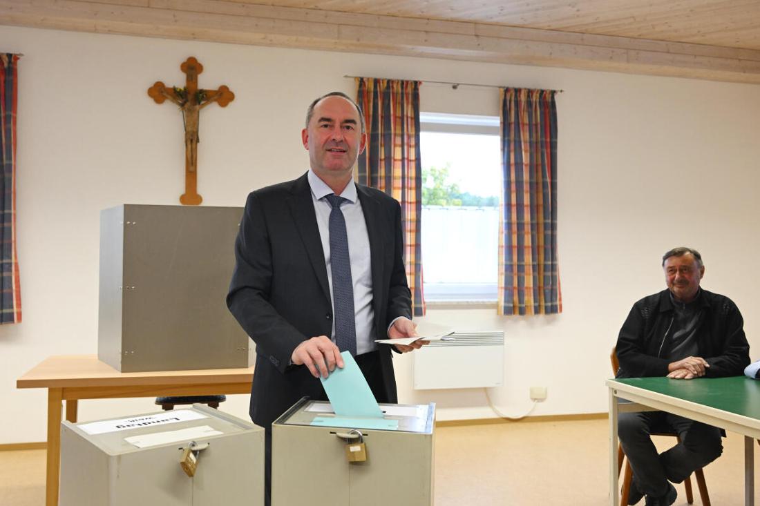 Hubert Aiwanger, Freie-Wähler-Spitzenkandidat und Vize-Ministerpräsident von Bayern, gibt in einem Wahllokal seine Stimme ab. 