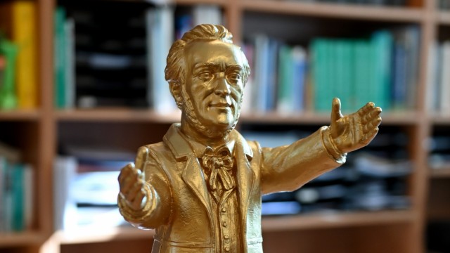 Medicine: Richard Wagner, the dwarf: Rüther has the statue from Bayreuth, where he attends the festival as often as possible.