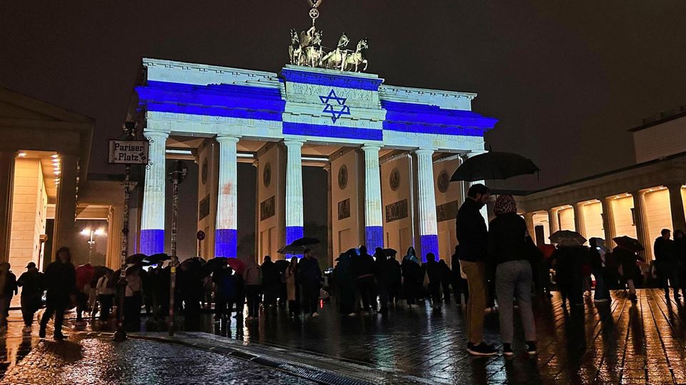 Brandenburg Gate illuminated in Israeli colors