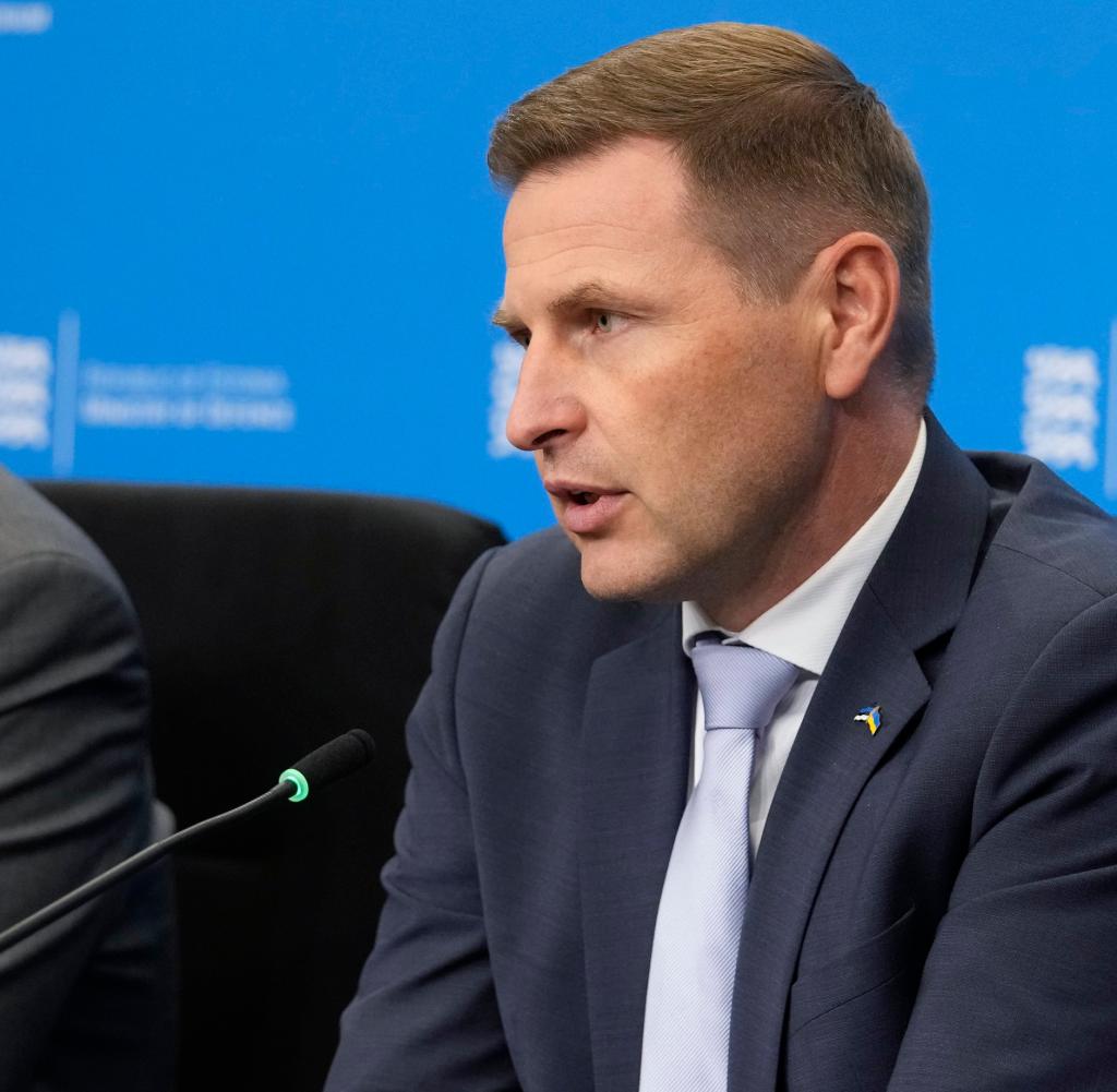 Estonia's Defense Minister Hanno Pevkur (r.) at a press conference on the incidents related to 