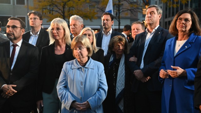 Memorial event for Israel: Various politicians came, including Ilse Aigner (l.) and Markus Söder (2nd from left) as well as Dieter Reiter (back row, 2nd from left).  Charlotte Knobloch (to the left of Söder) gave a moving speech.