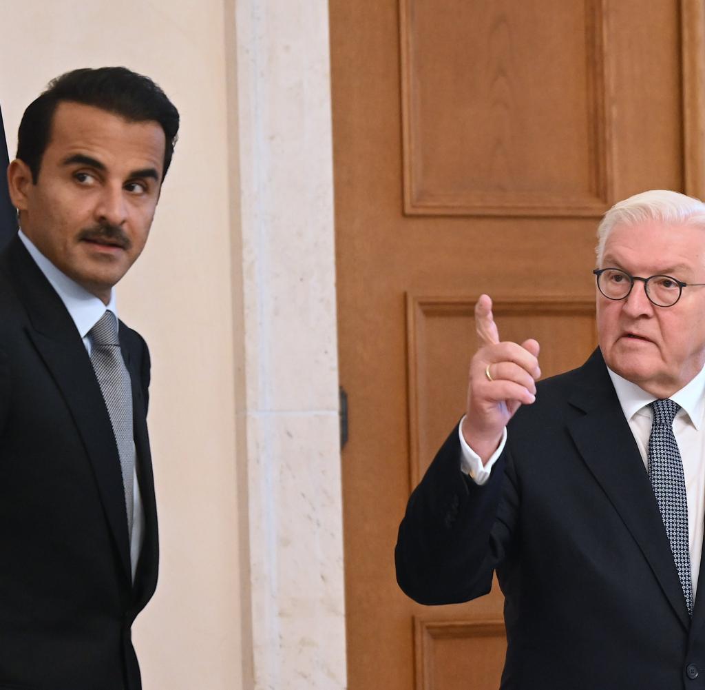 Bundespräsident Frank-Walter Steinmeier (r) trifft Scheich Tamim bin Hamad Al Thani, Emir von Katar im Schloss Bellvue