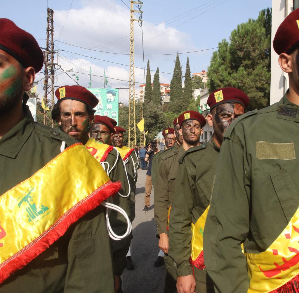Hisbollah-Mitglieder bei der Beerdigung eines Kämpfers im Süden des Libanon