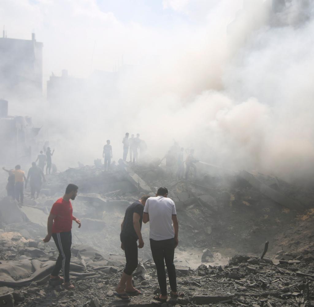 Palästinenser begutachten die Schäden nach einem israelischen Luftschlag gegen Hamas-Ziele