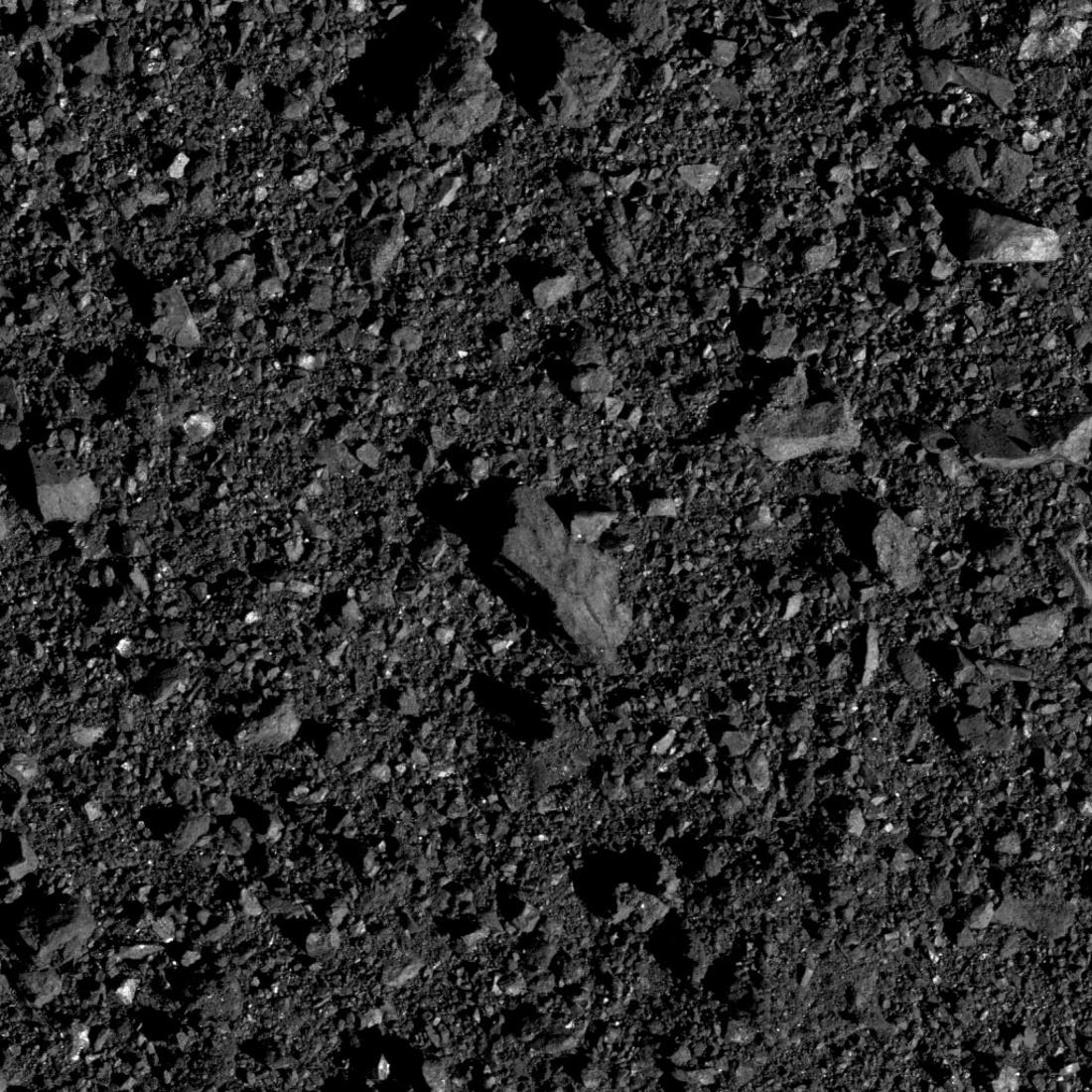 Die Nasa-Raumsonde „Osiris-Rex“ hat diesen Blick auf die Oberfläche des Asteroiden „Bennu“ vor der Probenentnahme gemacht. Auf dem Bild sind einzelne Bröckchen zu erkennen. (Archivbild)