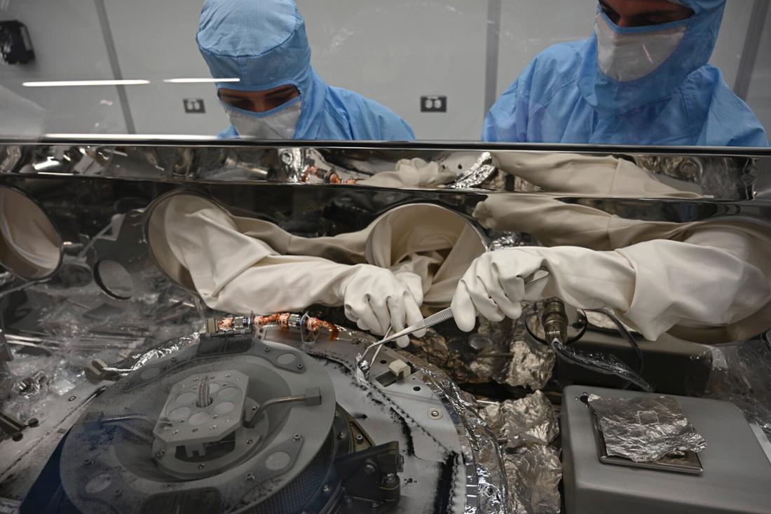 In einem Labor der Nasa in Houston wird Asteroiden-Material von der eigentlichen Kapsel, in der sich die Probe befindet, gesammelt. 