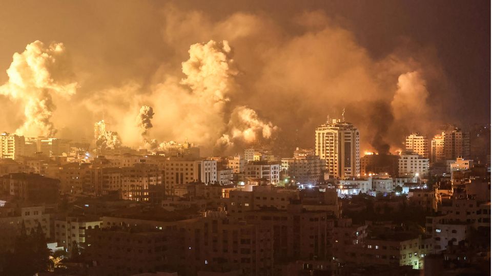 Explosions in Gaza City after bombardment by the Israeli Air Force
