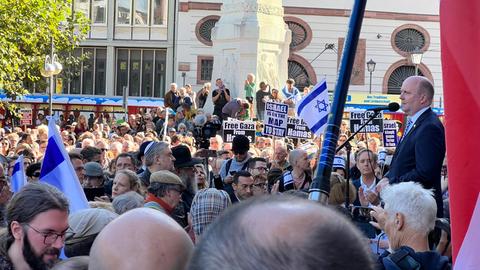 Hesse's anti-Semitism commissioner Becker speaks at the pro-Israel demo on Frankfurt's Paulsplatz.