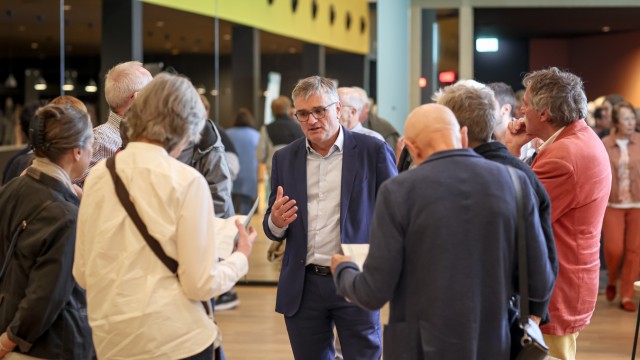 SZ Authors' Night: Exchange in the foyer: Head of Politics Stefan Kornelius in conversation with readers.